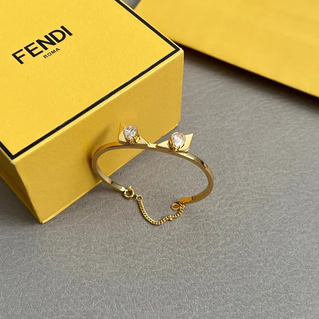 Fendi Motif Oreille de Chat Bracelet Ouvert Doré Cristal 5