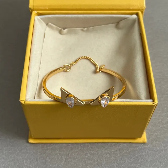 Fendi Motif Oreille de Chat Bracelet Ouvert Doré Cristal 6