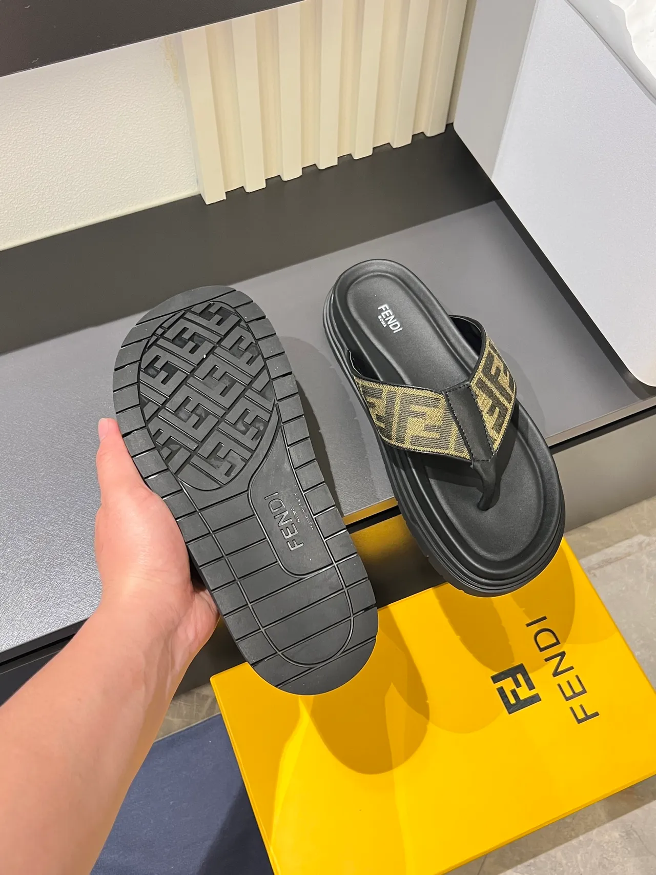 芬迪 FF Logo 夹趾 黑米色 厚底鞋底 印花提花带 拖鞋 3