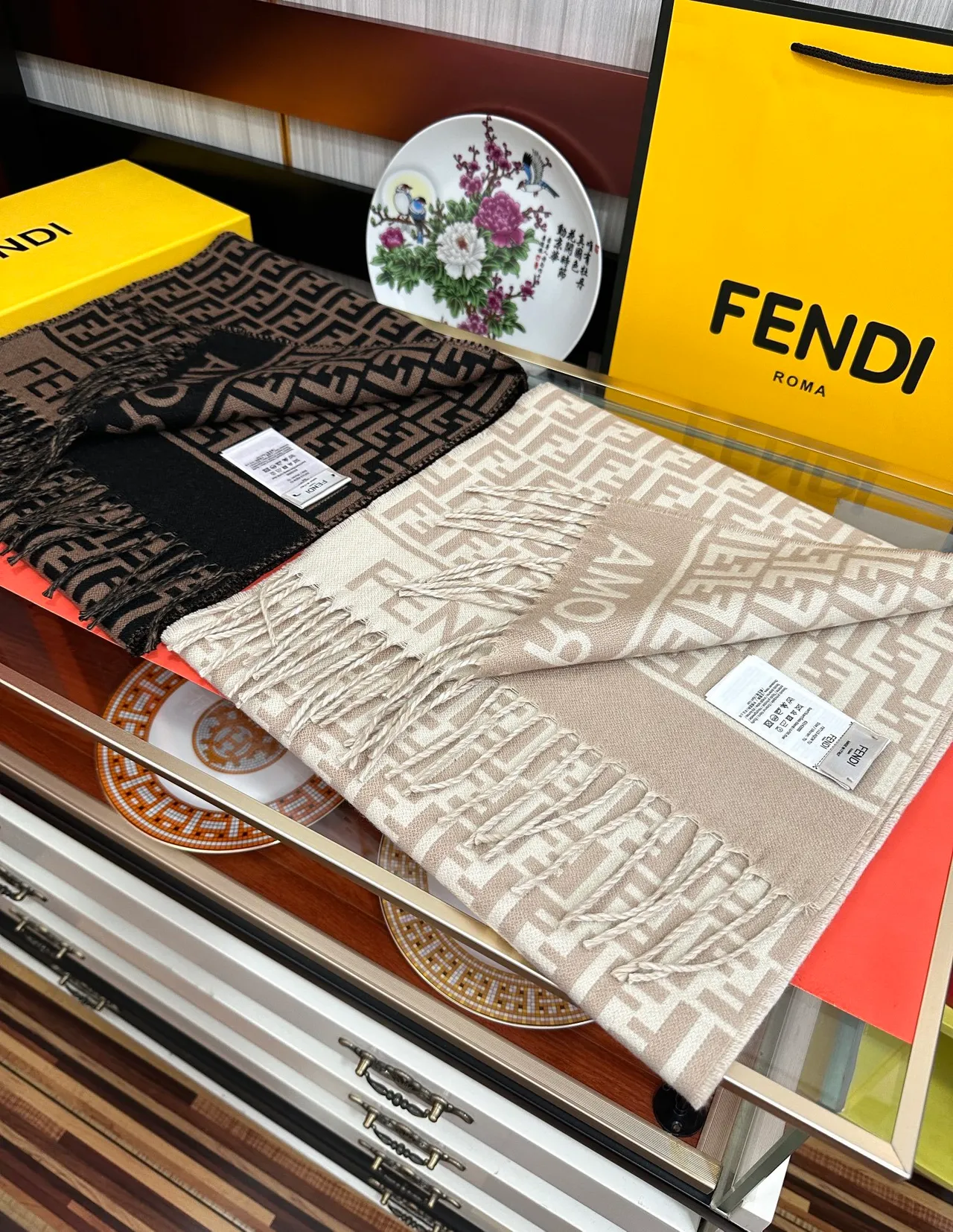 Fendi FF Monogram Écharpe Beige et Noir en Cachemire 4