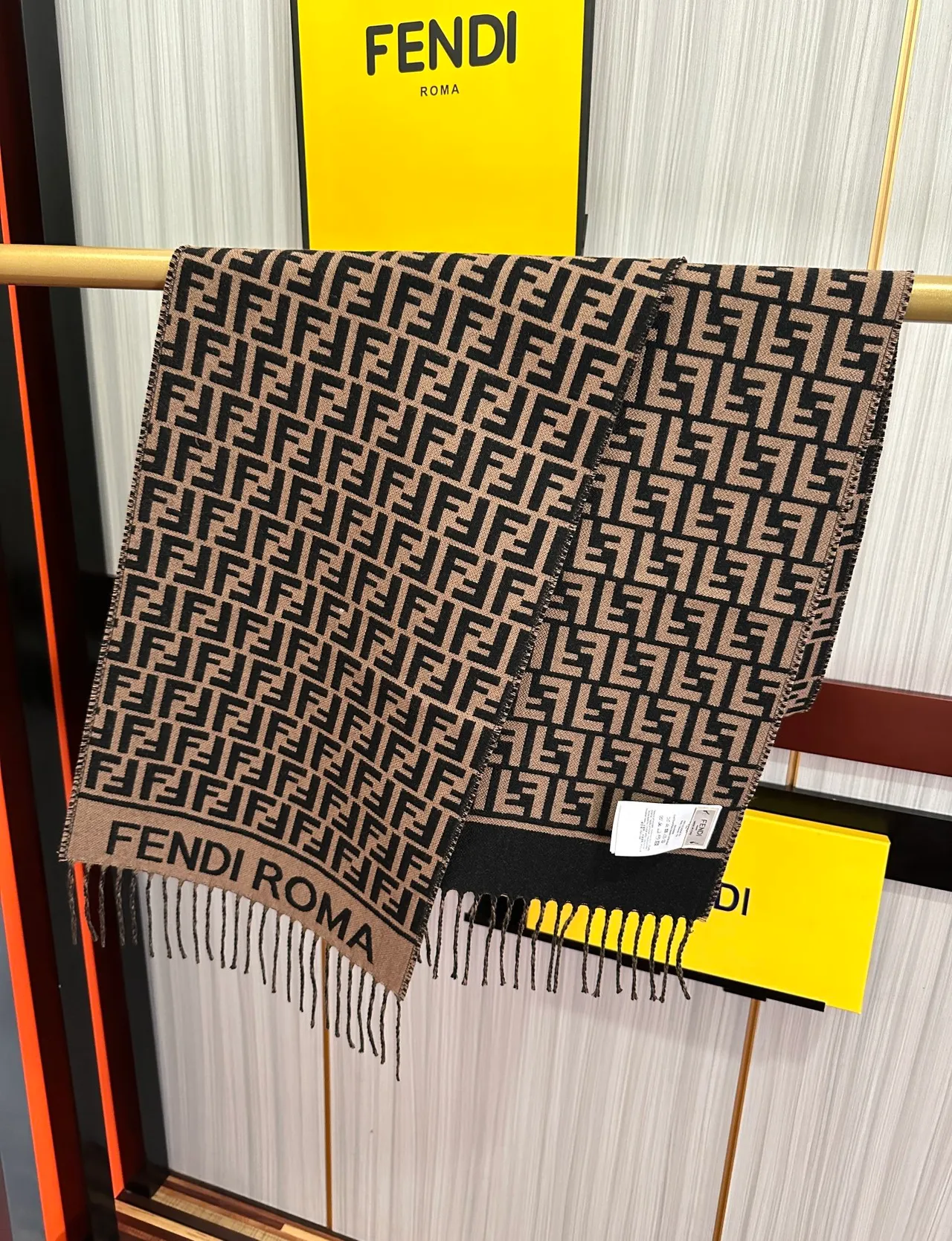 Fendi FF Monogram Écharpe Beige et Noir en Cachemire 9