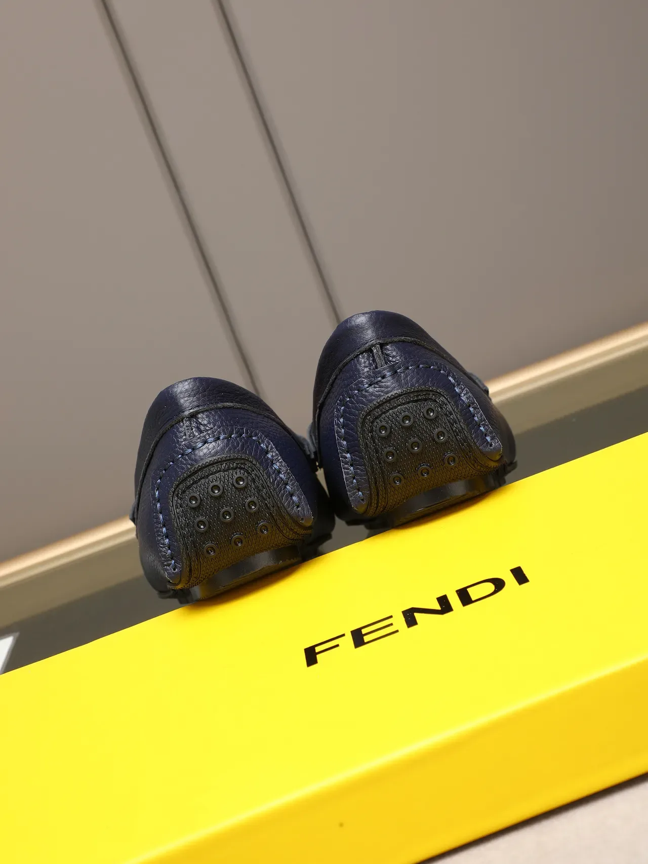 Fendi Loafer Marinho Amarelo Couro Granulado Costura Mocassim 3