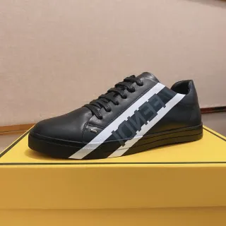 Fendi Runner काला सफेद चमड़े के ऊपरी भाग विकर्ण लॉगो पट्टी जीवनशील स्नीकर