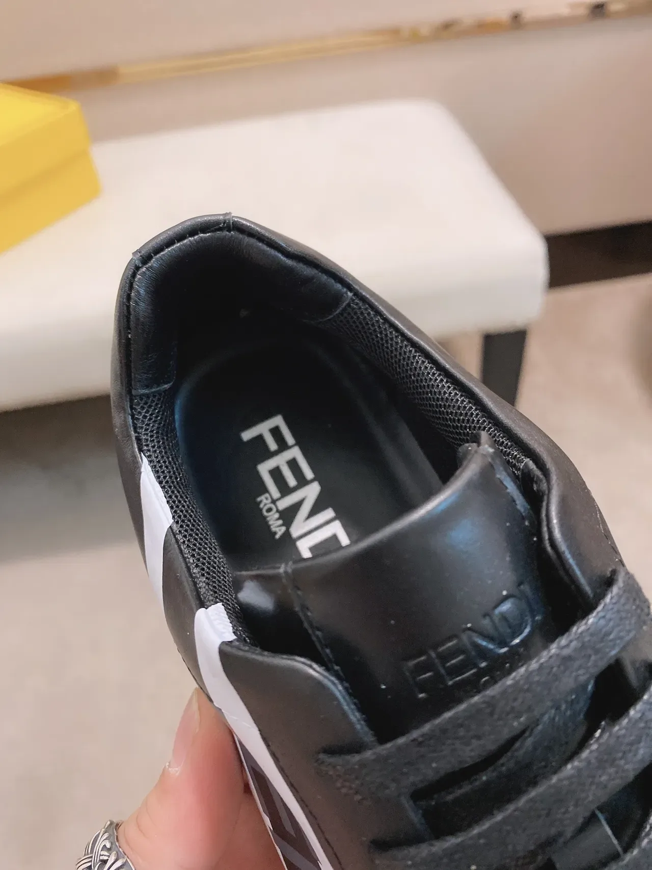 Fendi Runner Noir Blanc Cuir Supérieur Rayure Diagonale de Logo Chaussures Lifestyle 4