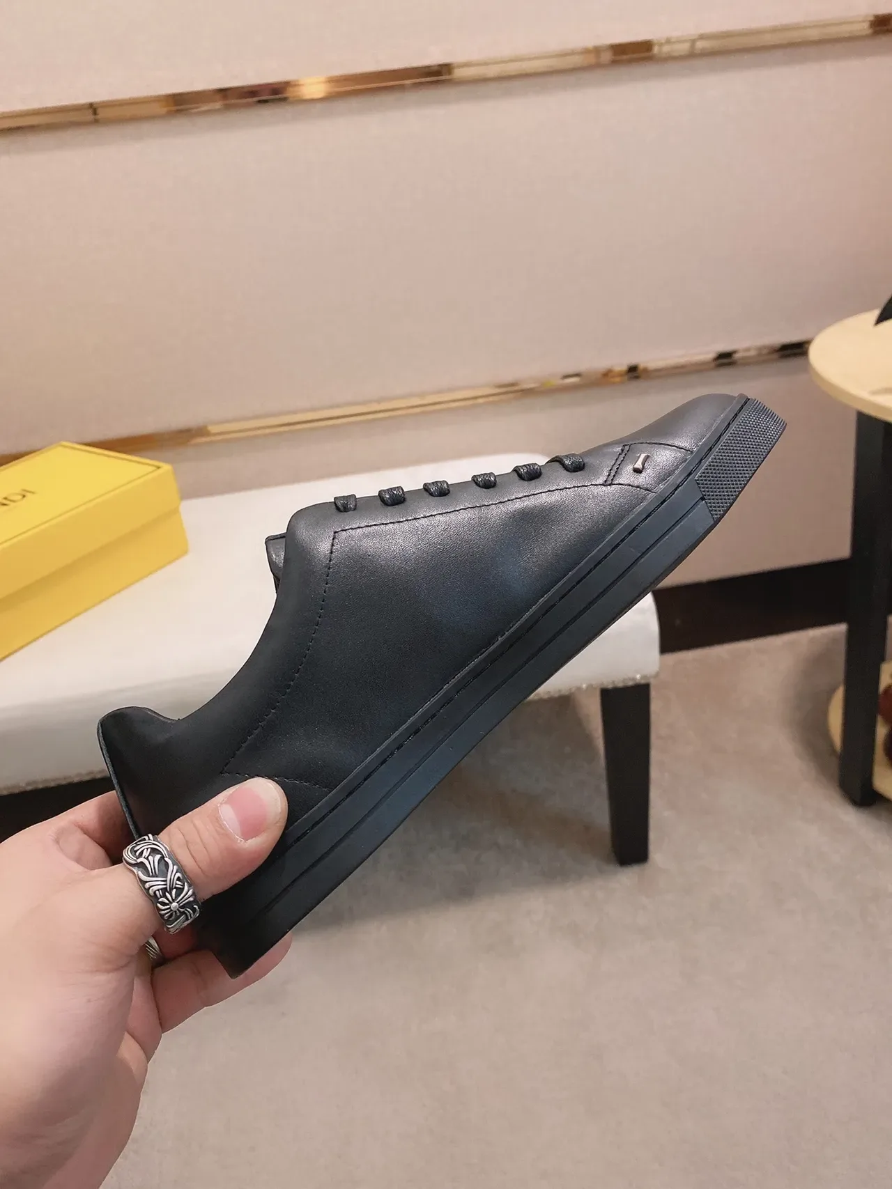 Fendi Runner Noir Blanc Cuir Supérieur Rayure Diagonale de Logo Chaussures Lifestyle 5
