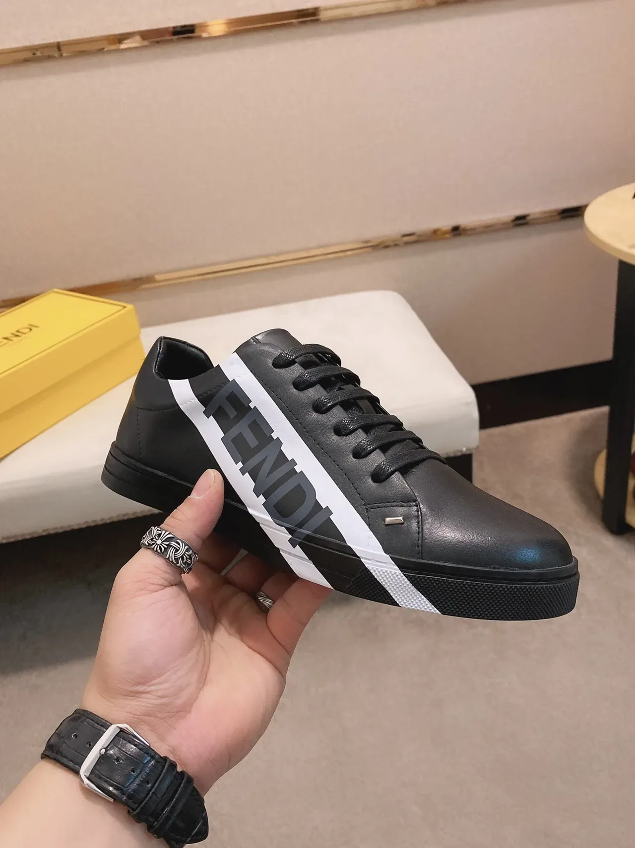 Fendi Runner Noir Blanc Cuir Supérieur Rayure Diagonale de Logo Chaussures Lifestyle 6