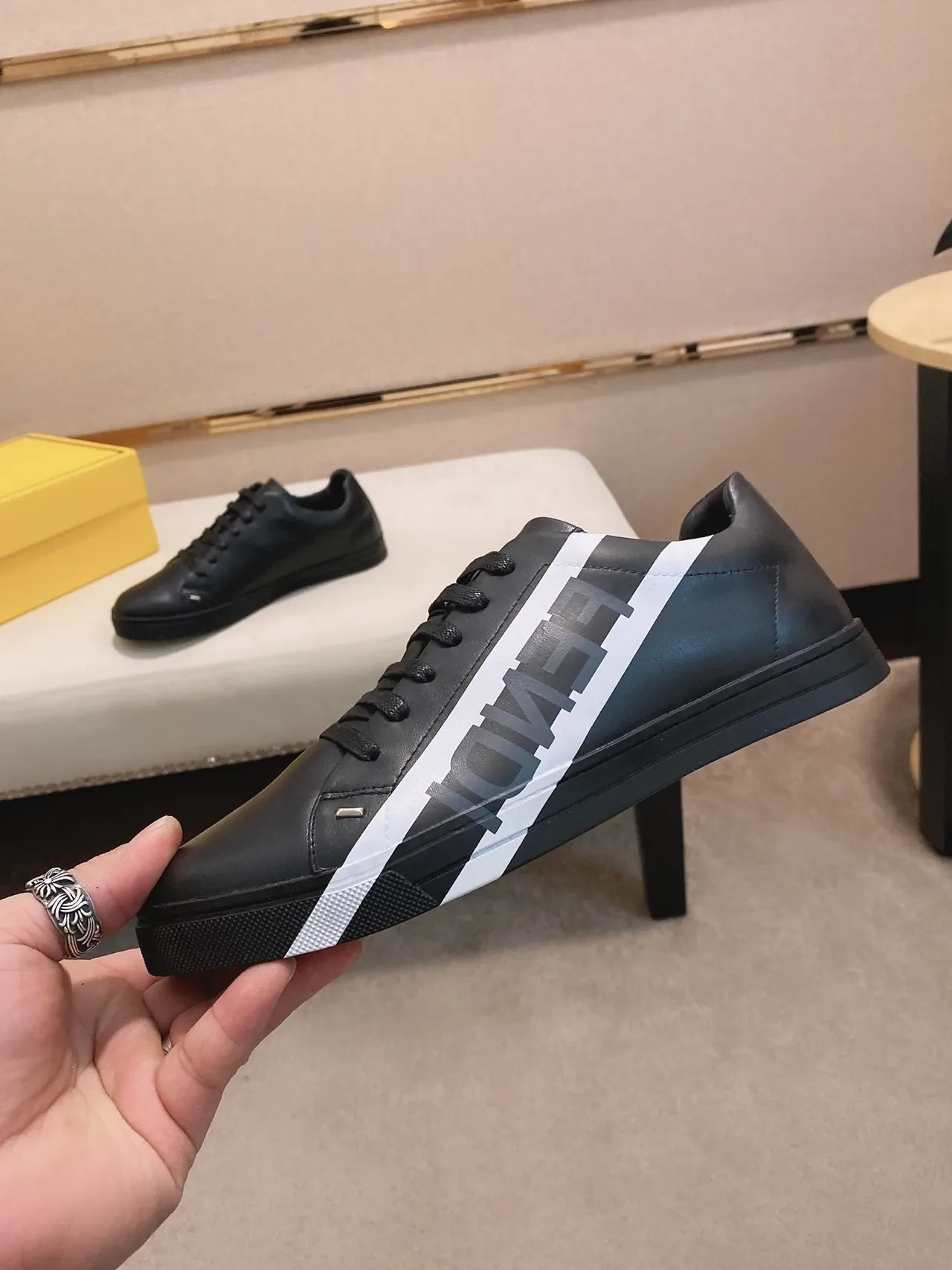 Fendi Runner Noir Blanc Cuir Supérieur Rayure Diagonale de Logo Chaussures Lifestyle 7