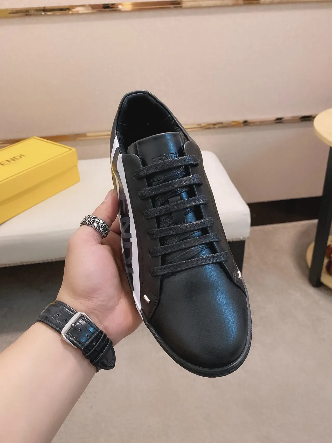 Fendi Runner Noir Blanc Cuir Supérieur Rayure Diagonale de Logo Chaussures Lifestyle 8