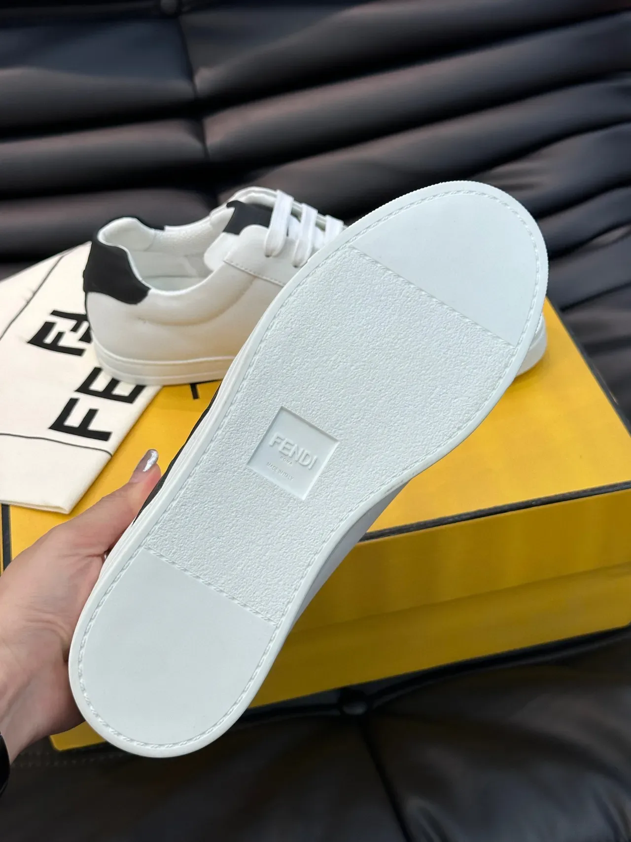 Fendi Sneakers Lifestyle en Cuir Blanc et Noir à Enfiler Bas 2