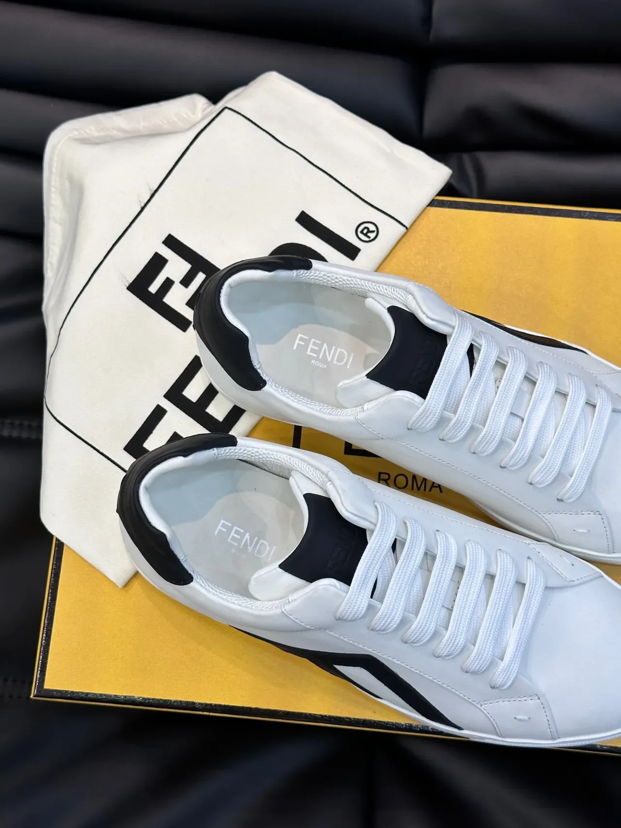 Fendi Sneakers Lifestyle en Cuir Blanc et Noir à Enfiler Bas 3