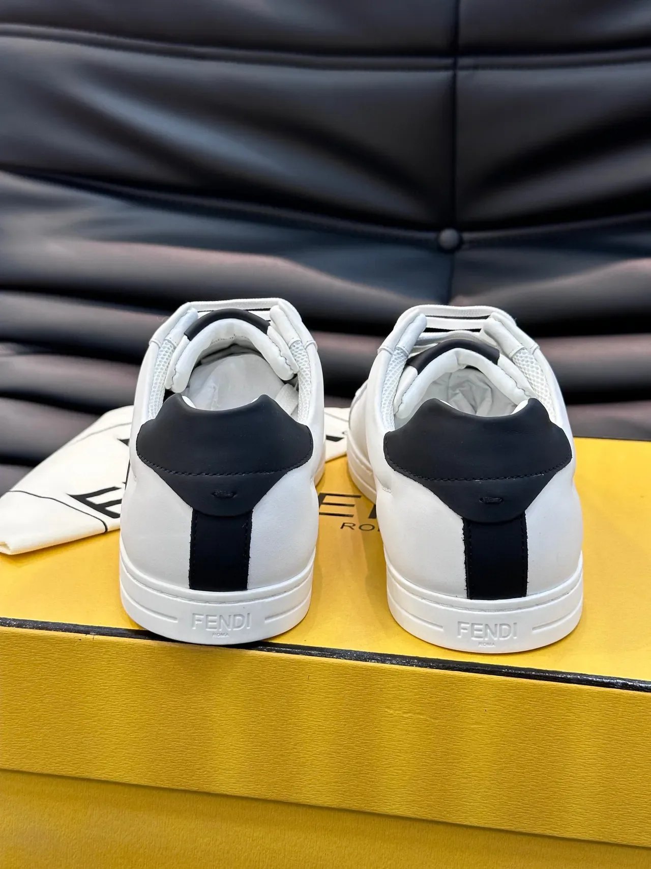 Fendi Sneakers Lifestyle en Cuir Blanc et Noir à Enfiler Bas 4