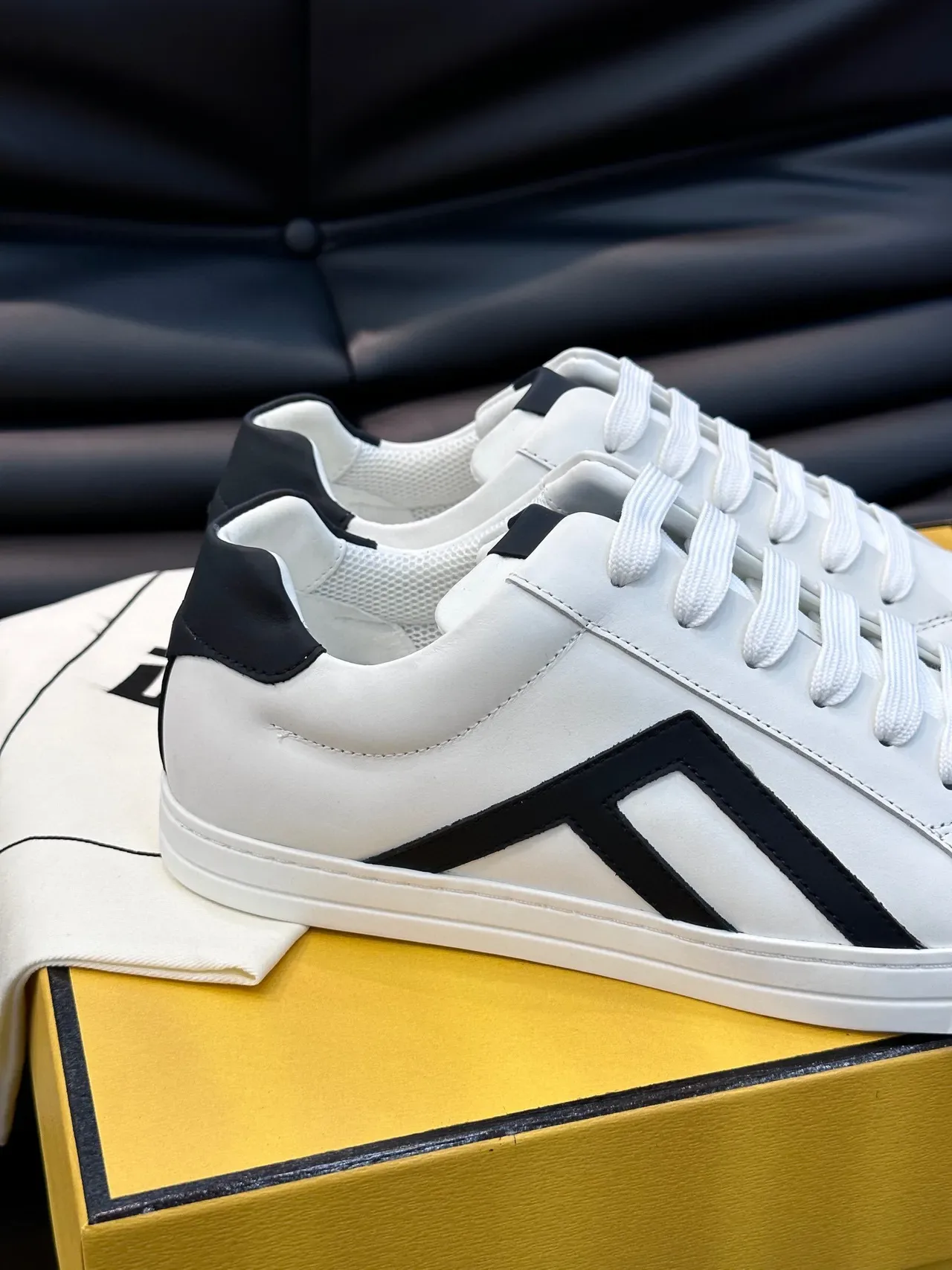 Fendi Sneakers Lifestyle en Cuir Blanc et Noir à Enfiler Bas 5