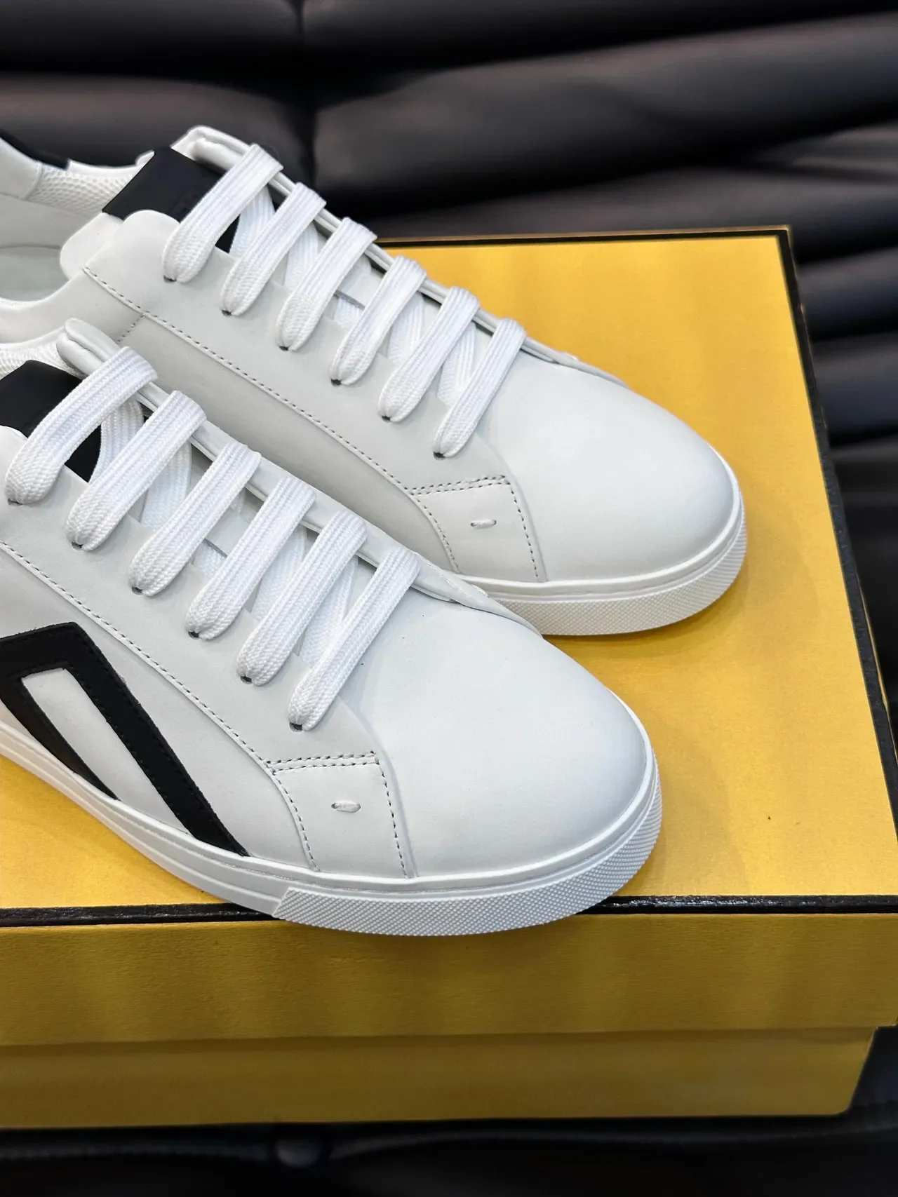 Fendi Sneakers Lifestyle en Cuir Blanc et Noir à Enfiler Bas 6