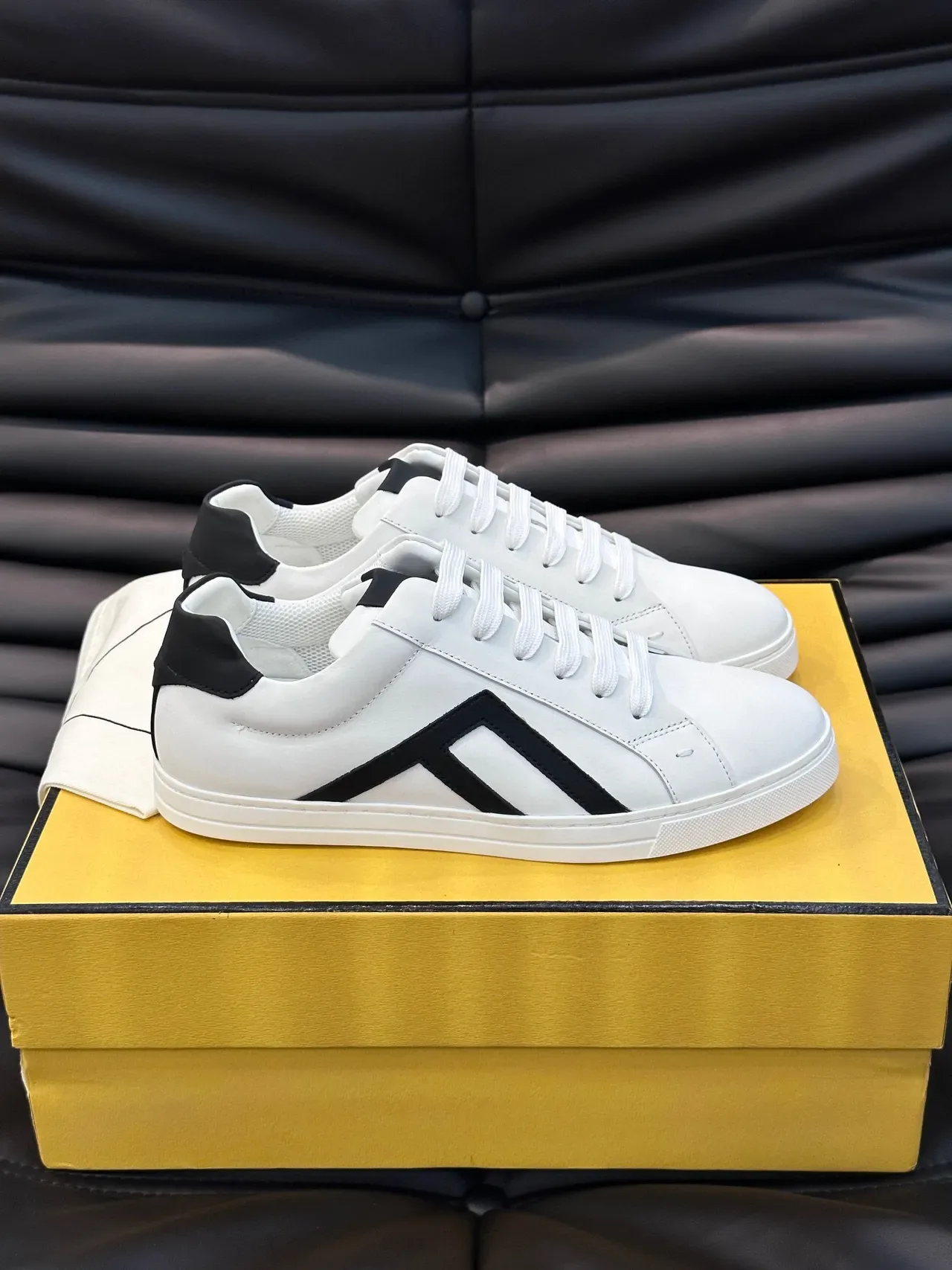 Fendi Sneakers Lifestyle en Cuir Blanc et Noir à Enfiler Bas 7