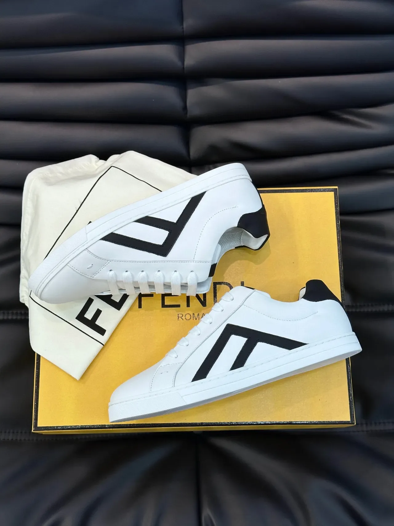 Fendi Sneakers Lifestyle en Cuir Blanc et Noir à Enfiler Bas 8
