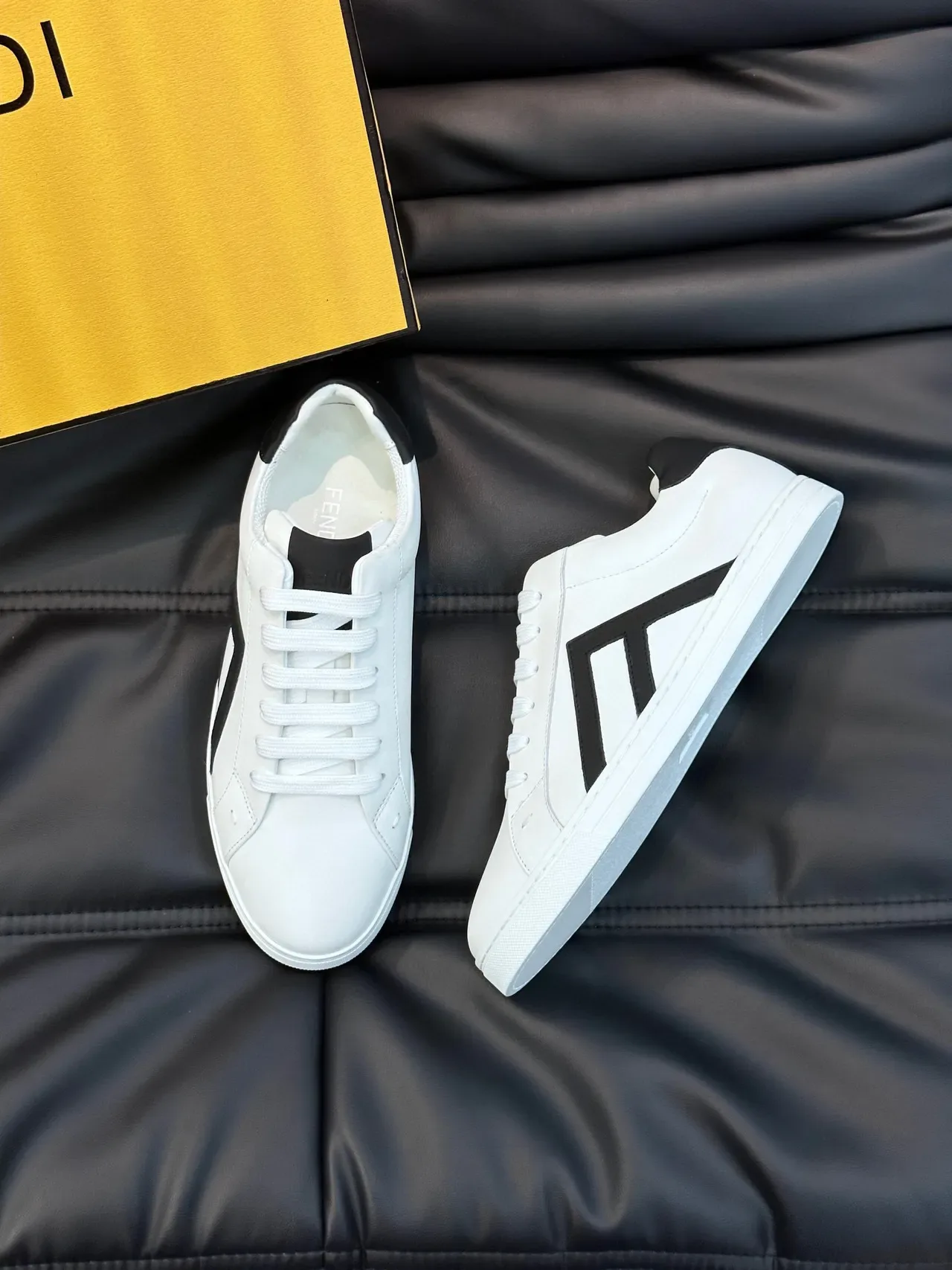 Fendi Sneakers Lifestyle en Cuir Blanc et Noir à Enfiler Bas 9