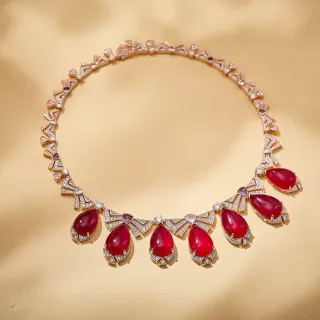 Colar inspirado em Art Deco com gema vermelha em forma de lágrima e pavé de diamantes