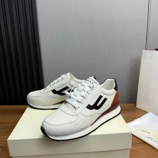 Bally Runner Blanco Marrón Cuero Texturizado Negro U-Logo Panel Lateral Sneakers Lifestyle