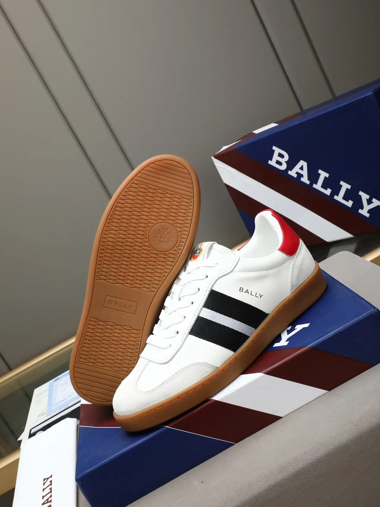 BALLY حذاء أسلوب حياة أبيض أسود علوة جلد سويدي لوحة جانبية شريط ثلاثي 4