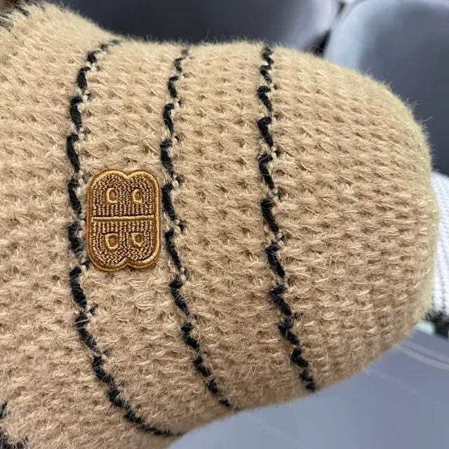 Chapeau bucket beige et noir rayé tricoté 2