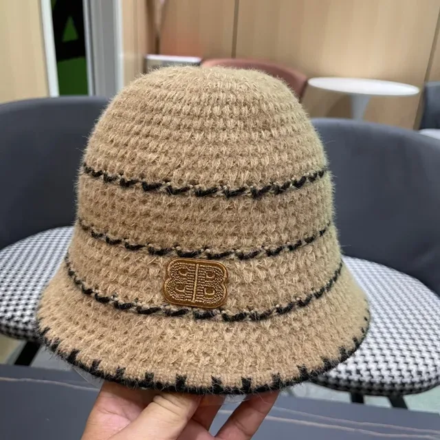 Chapeau bucket beige et noir rayé tricoté 3