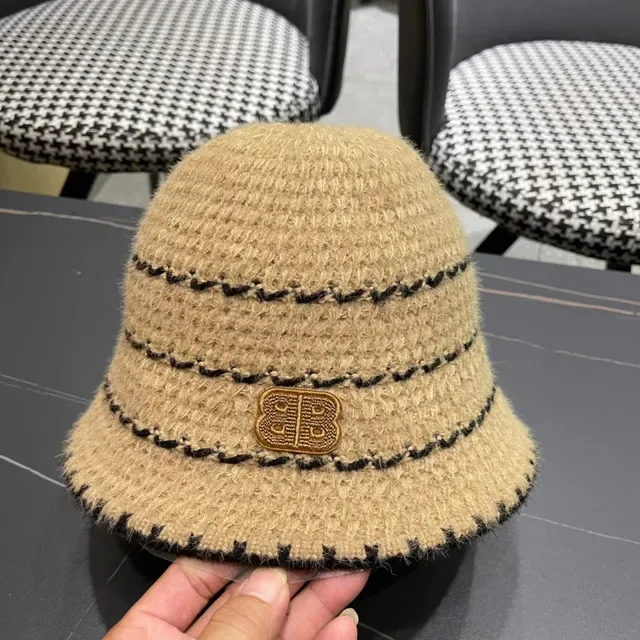 Chapeau bucket beige et noir rayé tricoté 4