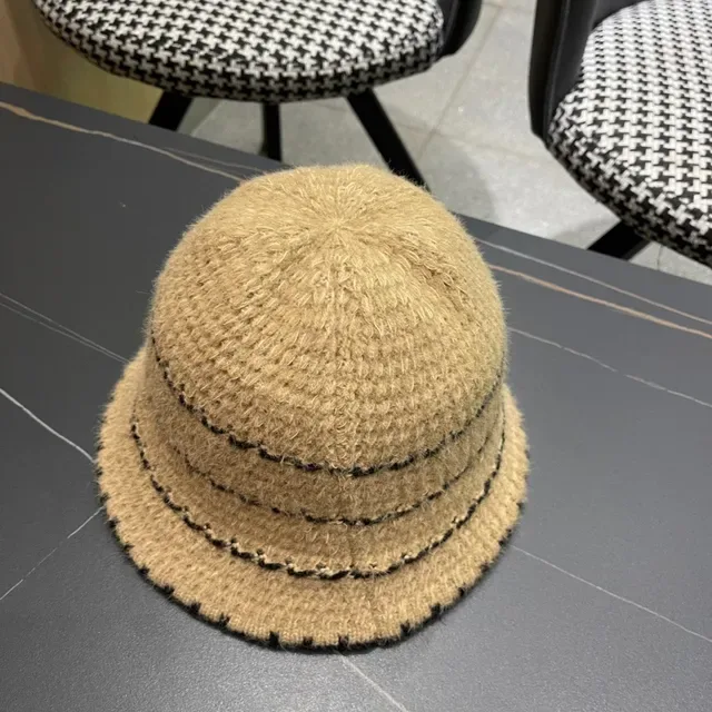Chapeau bucket beige et noir rayé tricoté 5