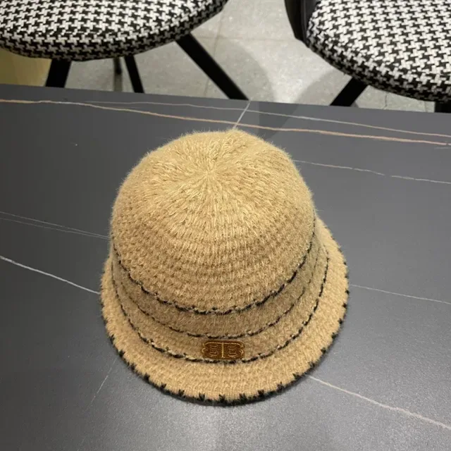 Chapeau bucket beige et noir rayé tricoté 6