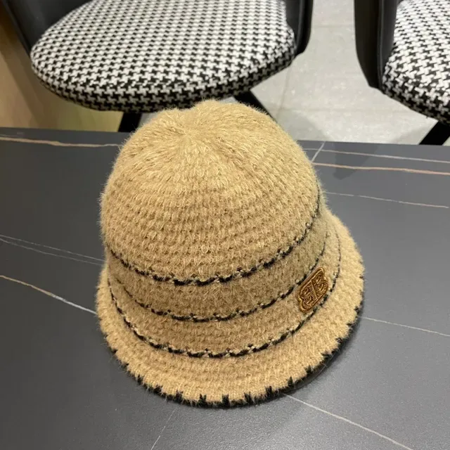 Chapeau bucket beige et noir rayé tricoté 7