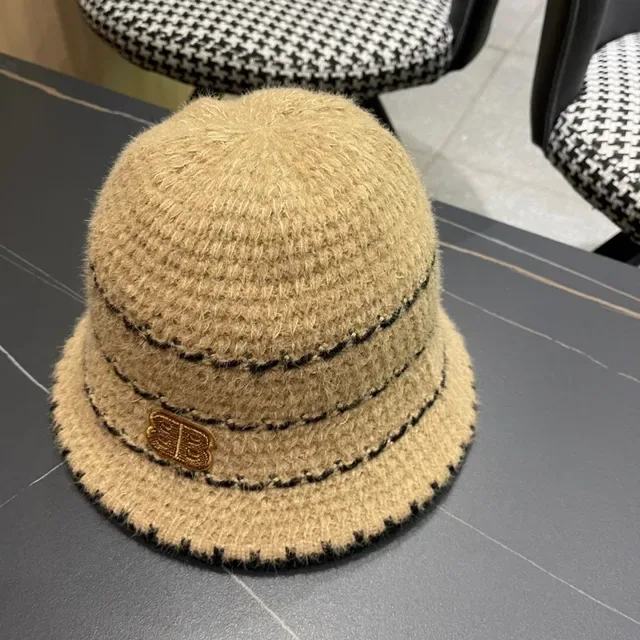 Chapeau bucket beige et noir rayé tricoté 8