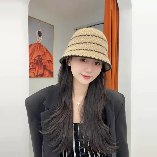 Chapeau bucket beige et noir rayé tricoté 9
