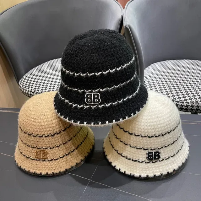 Chapeau bucket beige et noir rayé tricoté 10