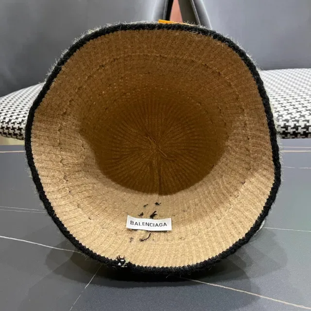 Chapeau bucket beige et noir rayé tricoté 11