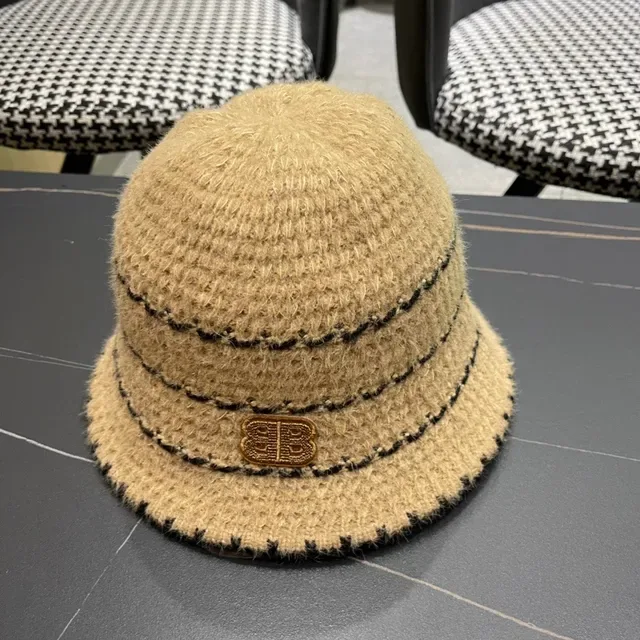 Chapeau bucket beige et noir rayé tricoté 12