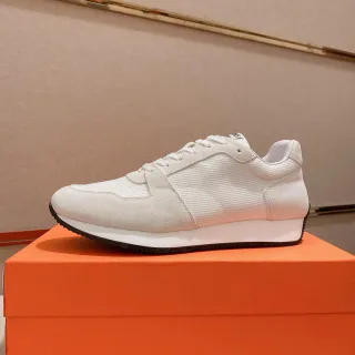 Tênis bege e preto low-top com parte superior de material misto