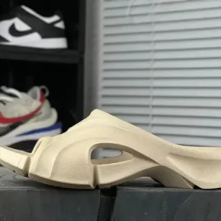 Beige Molded Monolithic Slide Slipper
