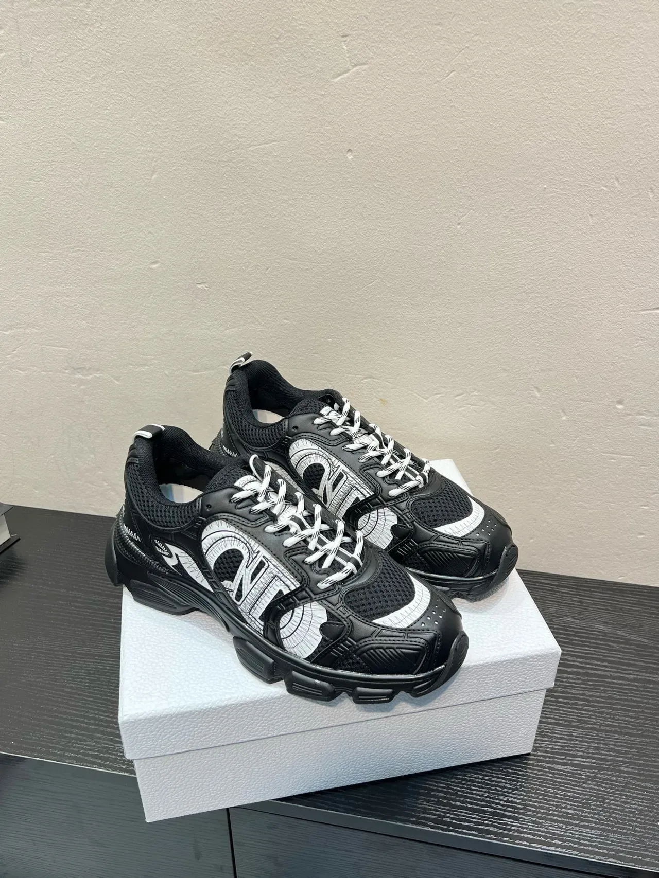Black and White Graphic Chunky Sneaker 5