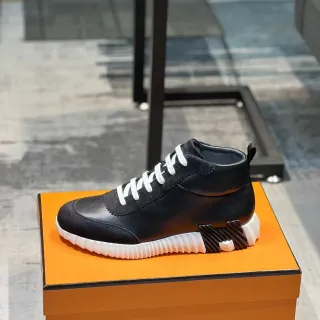 Tênis preto e branco de médio corte alto