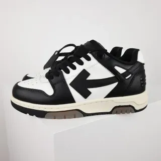Tênis lifestyle low-top com painéis preto e branco