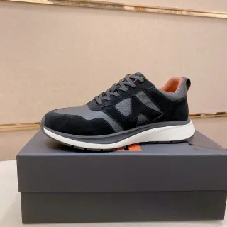 Zapatillas deportivas negras y grises de material mixto con paneles superiores