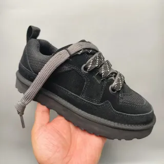 Tênis com upper de camurça e malha preto e cinza, sistema de cadarço refletor