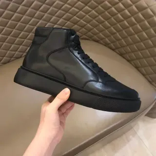 Zapatilla de plataforma negra de alto