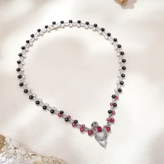 Collar negro y rojo con gemas incrustadas en cuentas