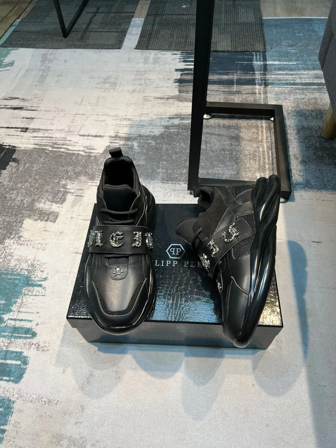 Black Silver Leather And Mesh Upper Translucent Sole Sneakers 4