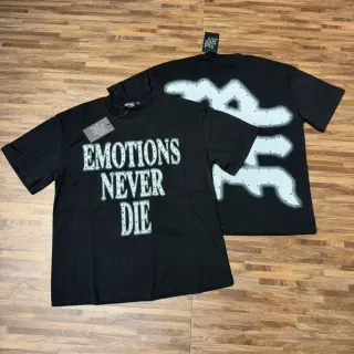 काला स्टडेड 'Emotions Never Die' ग्राफिक टी-शर्ट