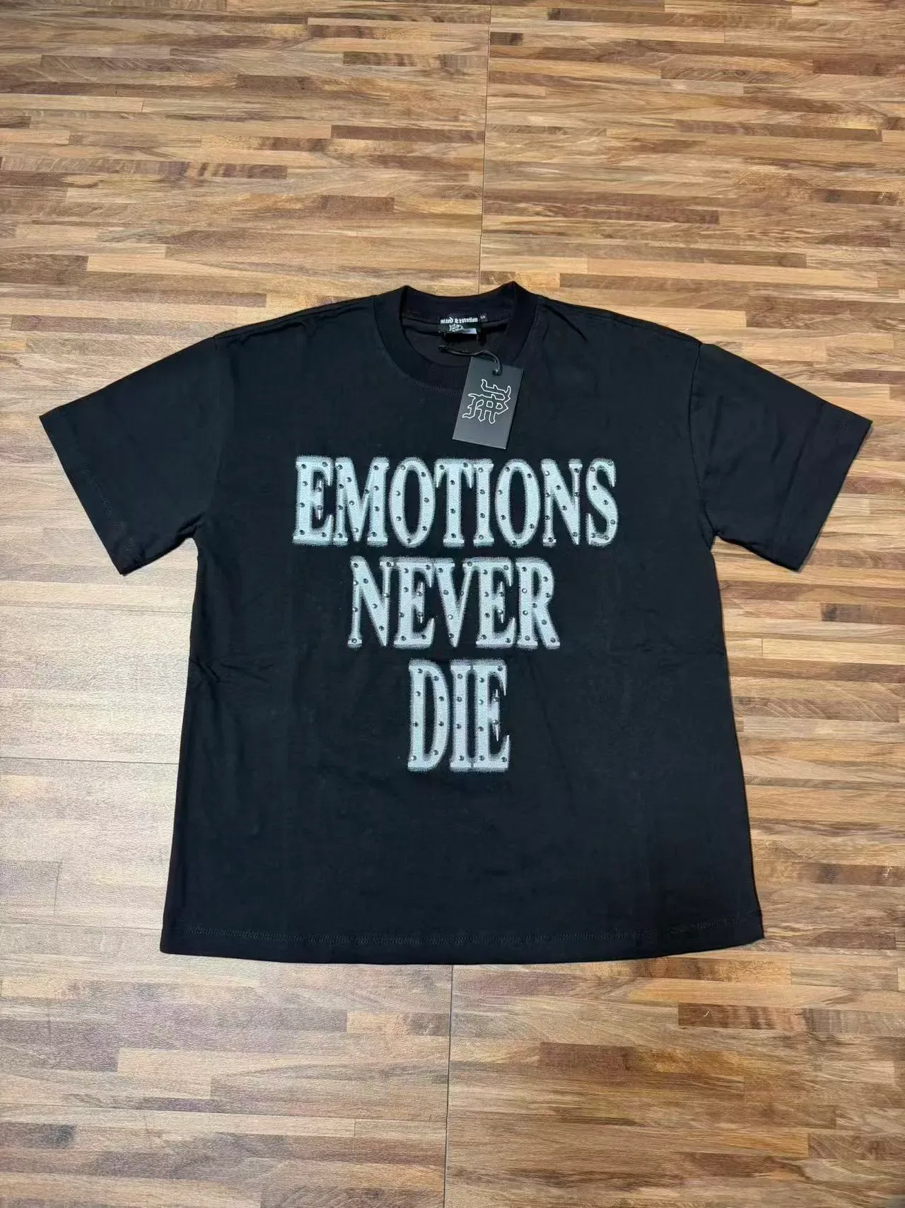 काला स्टडेड 'Emotions Never Die' ग्राफिक टी-शर्ट 2