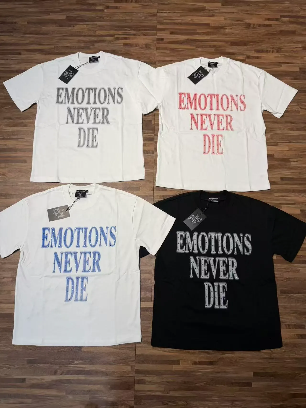 काला स्टडेड 'Emotions Never Die' ग्राफिक टी-शर्ट 5