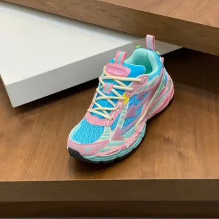 Tênis azul e rosa com sola chunky, overlays sintéticos superpostos