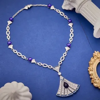 قلادة مروحة مستوحاة من Art Deco أزرق أرجواني مرصعة بالحجارة البيضاء