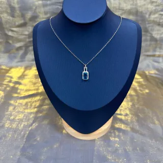 蓝色银色长方形祖母绿切割宝石 Pavé Halo Setting 项链